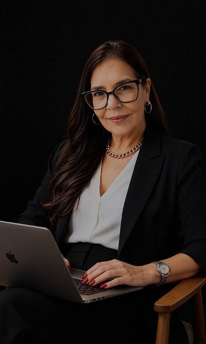 Elisângela Ferreira de blazer preto, sentada com um notebook